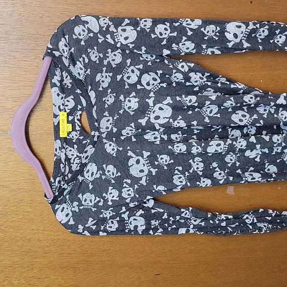 ☠LA Culture form-fitting semi-sheer skull top with open knotting on back/sleeve - Picture 2 of 9